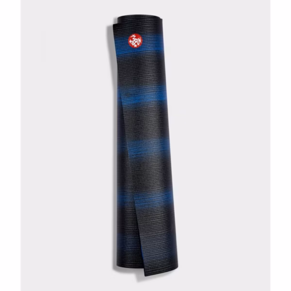 2132md-pro-71-111091365-mats-black-blue-cf_01-1300x1300-1-scaled-1.avif Коврик для йоги Manduka PRO Black Blue 6mm