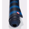 2132md-pro-71-111091365-mats-black-blue-cf_02-1300x1300-1-scaled-1.avif Коврик для йоги Manduka PRO Black Blue 6mm