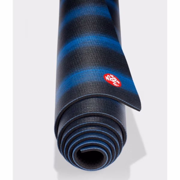 2132md-pro-71-111091365-mats-black-blue-cf_02-1300x1300-1-scaled-1.avif Коврик для йоги Manduka PRO Black Blue 6mm