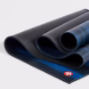 2132md-pro-71-111091365-mats-black-blue-cf_04-1300x1300-1-e1718606377720-scaled-1.avif Коврик для йоги Manduka PRO Black Blue 6mm
