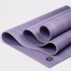 840104805787-mats-pro71-amethist-violet-04-1300x1300-1-e1718606288226-scaled-1.avif Коврик для йоги Manduka PRO Amethyst 6mm