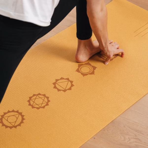 896mych_leela_mat_chakralign_bodhi_yogamatte_blau_anwendung_2.avif Коврик для йоги Bodhi Leela collection CHAKRALIGN