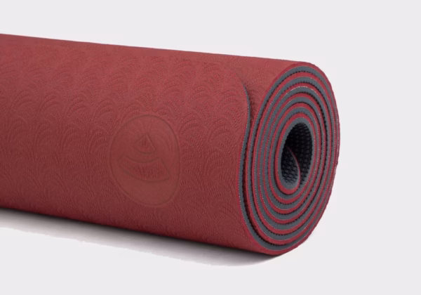 942ldr_lotus-pro-bodhi-red-anthracite-roll-min-scaled-1.avif Коврик для йоги Bodhi Lotus Pro Dark Red/Anthracite