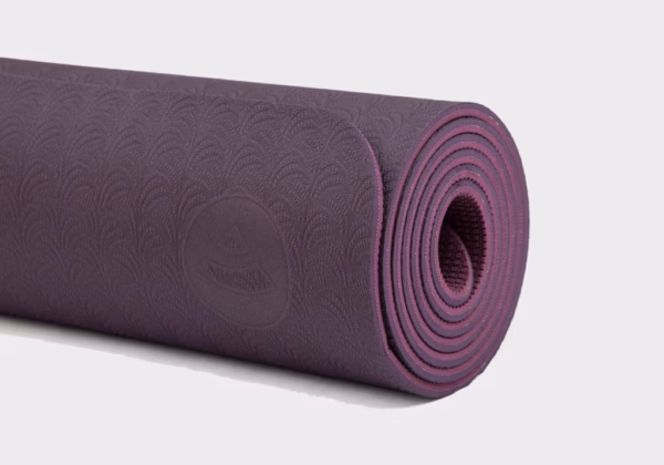 942lpa_lotus-pro_aubergine_halb_gerollt-roll-1-scaled-1.avif Коврик для йоги Bodhi Lotus Pro Aubergine/Light Aubergine