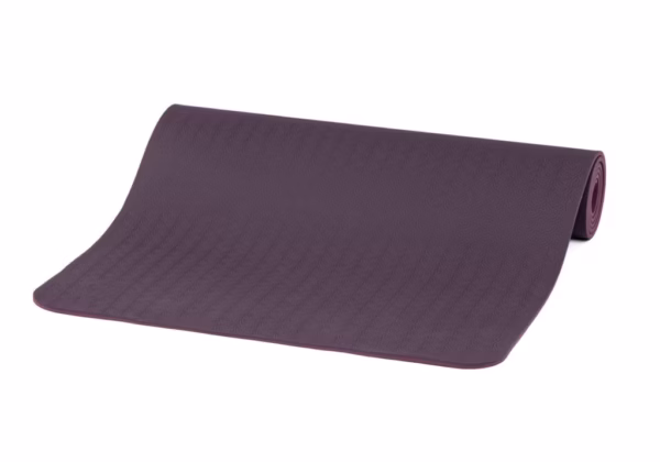 942lpa_lotus-pro_aubergine_halb_gerollt01-min-1-scaled-1.avif Коврик для йоги Bodhi Lotus Pro Aubergine/Light Aubergine