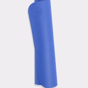 mats-begin-5mm-surf-02-grey-bkgd.avif Коврик Yoga Manduka Begin Blue 5 mm