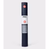 pro-travel-116011030-mats-ss20-midnight-03-1300x1300-2-scaled-1.avif Коврик для йоги Manduka PRO Travel Midnight 2,5 mm