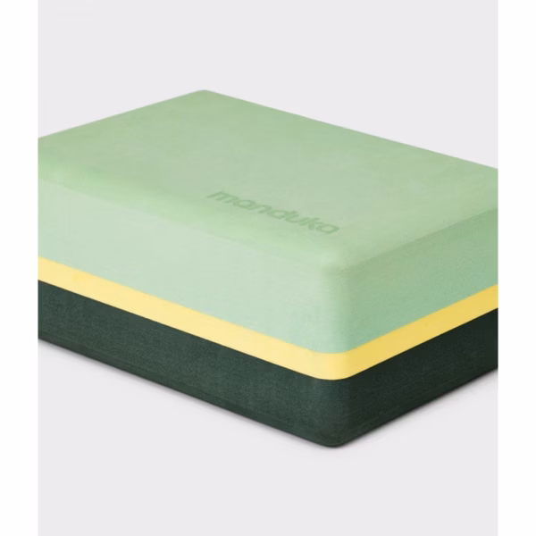 recycled-foam-block-451012343-props-ss20-green-ash-03-1300x1300-1-scaled-1.avif Блок для йоги Manduka R Foam Green Ash