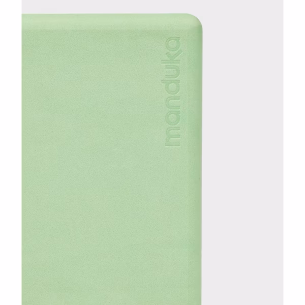 recycled-foam-block-451012343-props-ss20-green-ash-04-1300x1300-1-scaled-1.avif Блок для йоги Manduka R Foam Green Ash