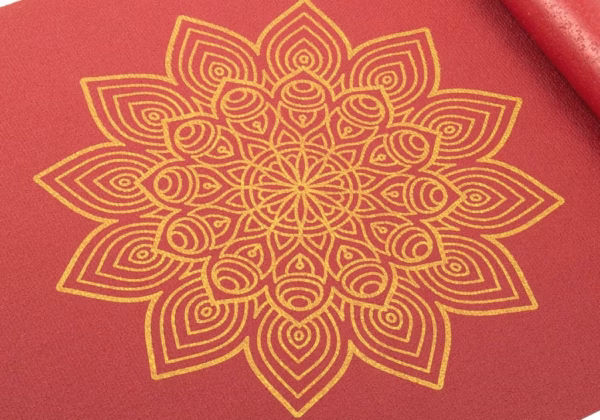 rishikesh_mit_goldenem_mandala_close_up_burgundy-min-scaled-1.avif Коврик для йоги Bodhi Rishikesh Premium Golden Mandala Purple